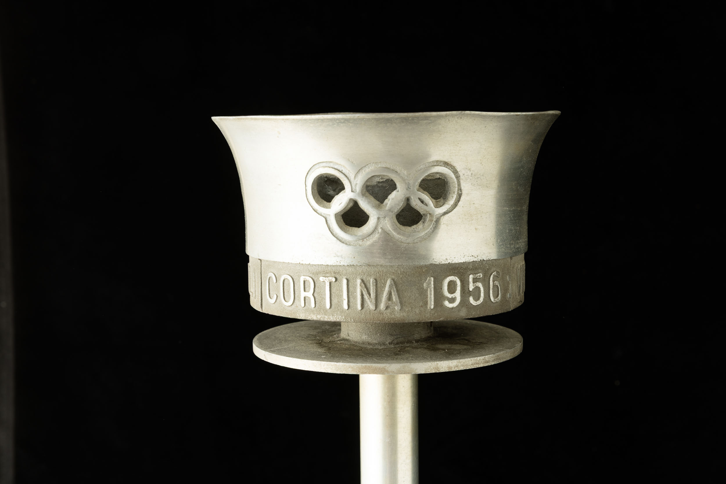 La antorcha olímpica Cortina de 1956 a la venta en Cambi. Foto: Cambi