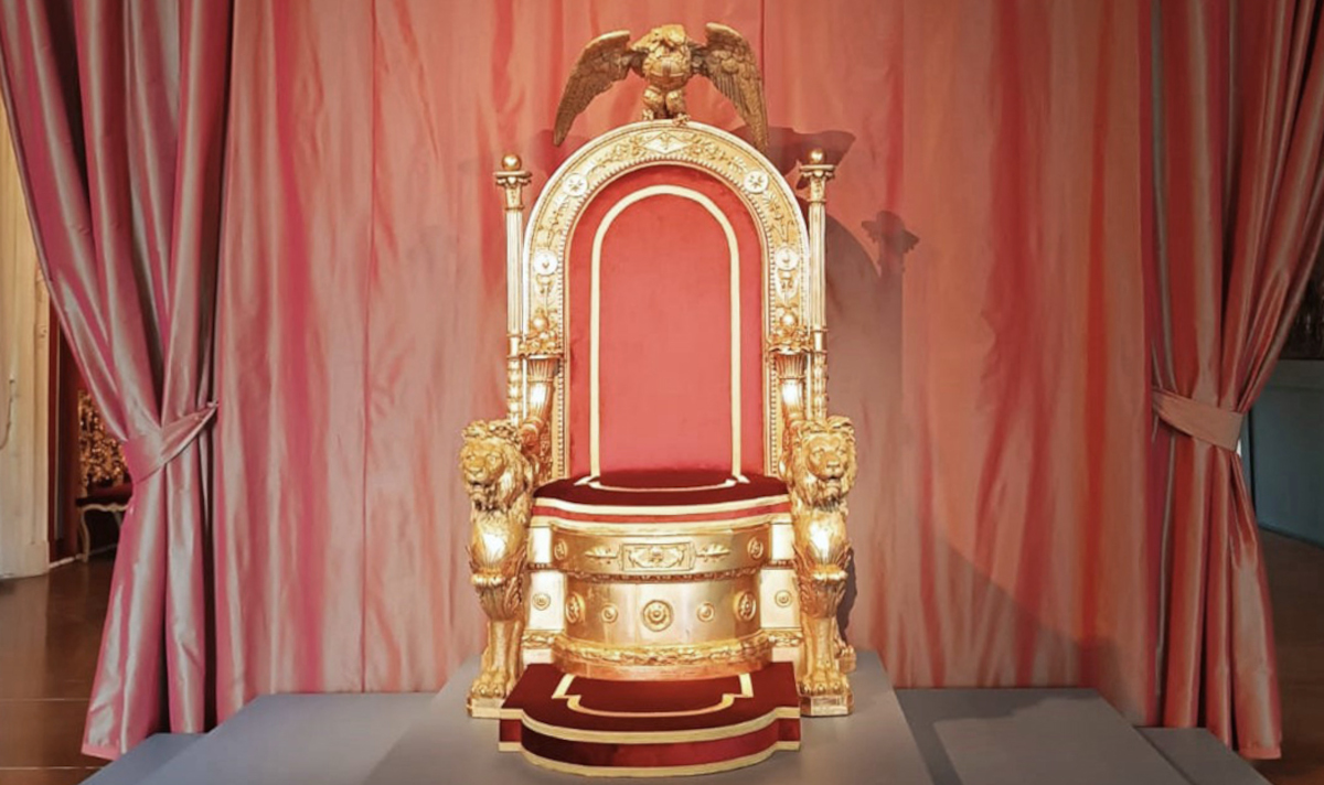 Il trono di Palazzo Reale torna a Napoli: il restauro ne rivela l’origine sabauda