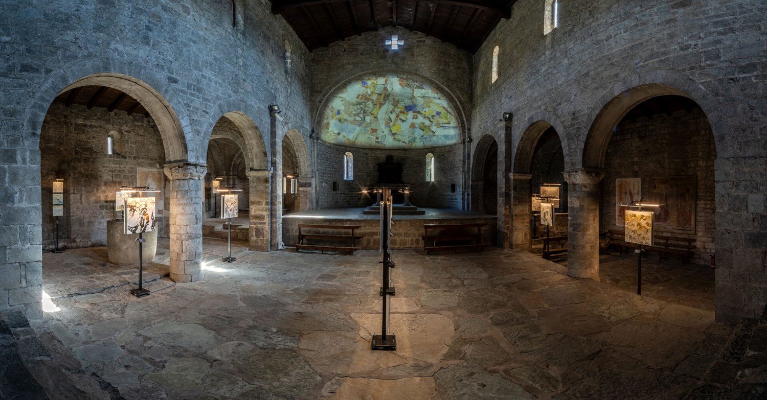 In Val Camonica, Tullio Pericoli si confronta con l'arte rupestre, nella Pieve di San Siro