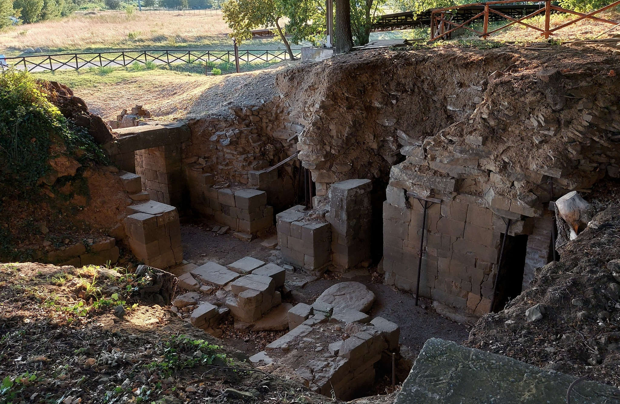 Tumulus II de Sodo, Tombe 1, Photo : MAEC Cortona