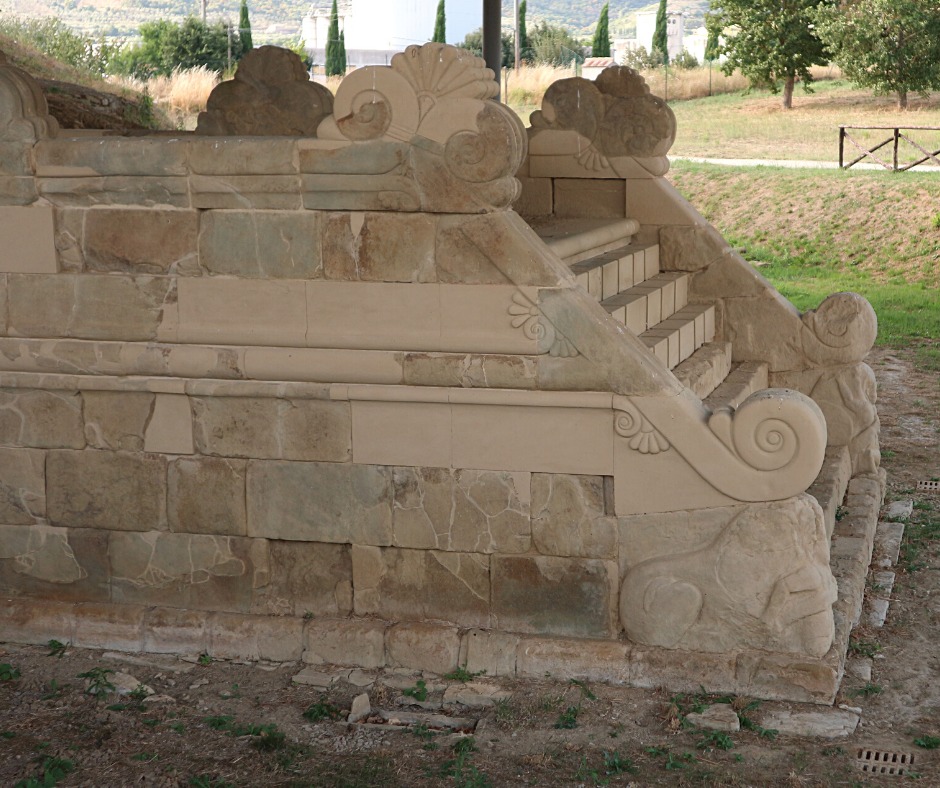 Tumulus II de Sodo, autel. Photo : MAEC Cortona