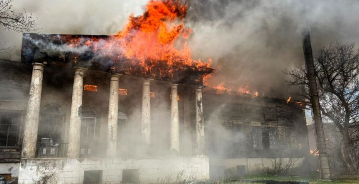 Ucraina, un drone russo colpisce un edificio storico dell’Ottocento nella regione di Kharkiv