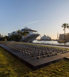 Ai Weiwei fills the lawn of the Sydney museum with 500 combat helmets: it is his new artwork