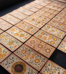 L'arte dei tarocchi: il mazzo Colleoni e la lunga durata degli Arcani. Com'&egrave; la mostra di Bergamo