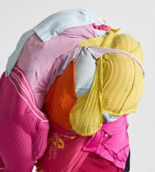 Erwin Wurm at the Fortuny Museum in Venice: an exhibition that transforms the body into living sculpture