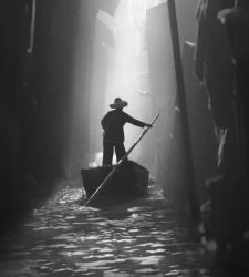 An exhibition by photographer Fan Ho in Turin: 100 images depict urban Hong Kong