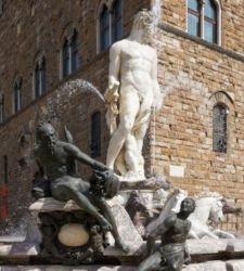 Florence, climbs Neptune Fountain in defiance: 5 thousand euro damage