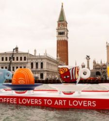 A Venezia la nuova illy Art Collection per la Biennale con installazioni e tazzine giganti