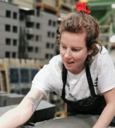 Kate Newby lleva sus &laquo;anti-reliquias&raquo; a la antigua Iglesia delle Dimesse en Thiene (Vicenza)