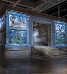 A videomapping reconstructs the colors of the Ara Pacis