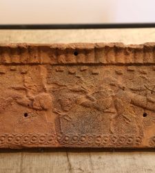 Die Tonplatten aus Poggio Civitate kehren vierzig Jahre nach ihrer ersten Ausstellung nach Siena zur&uuml;ck