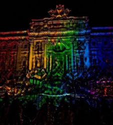 La Fontana di Trevi illuminata per il Pride? No, era solo l'immagine di una locandina