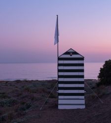 A metaphysical cabin on the sea. Luca Bertolo's talk for Hypermaremma.