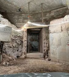 Deutschland, R&ouml;mische Basilika, Treppe und Altar tauchen im Keller des MiQua in K&ouml;ln wieder auf