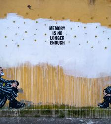 Milano, un nuovo murale sulla parete deturpata da azioni antisemite: raffigura Primo Levi e Anna Frank