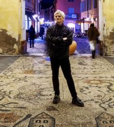 Nicola Montalbini spricht &uuml;ber sein Mosaik im Zentrum eines Falles: "Weitergehen wird einen neuen Platz finden".