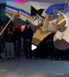 France, controversy over a performance: pi&ntilde;ata with a fake police car