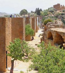 Monumenta, l&rsquo;eco degli d&egrave;i nella Valle dei Templi: la grande visione di Fabrizio Plessi