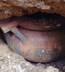 Pontecagnano (Salerno): Entdeckung eines seltenen &bdquo;w&uuml;rfelf&ouml;rmigen&ldquo; Grabes mit einem korinthischen Krater