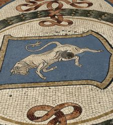 Milano, consumato dai turisti il Toro della Galleria: &egrave; in restauro