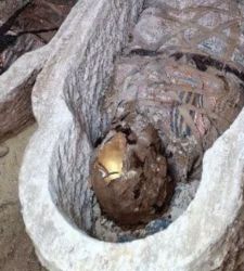 Egypt, Roman tomb discovered with golden tongues and a rare papyrus from the Iliad at Bahnasa site