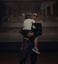 Sfera Ebbasta shoots the music video for his new song at the Last Supper: controversy ensues