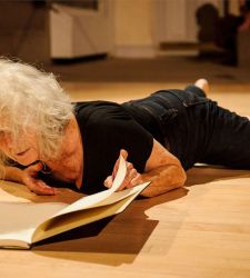Addio a Simone Forti, pioniera della danza postmoderna e della performance contemporanea