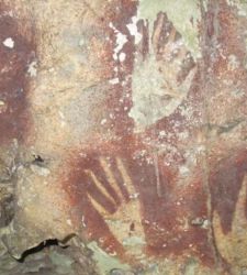 Un&rsquo;impronta di mano di 67.800 anni ritrovata in Indonesia fa riscrive la storia dell&rsquo;arte rupestre