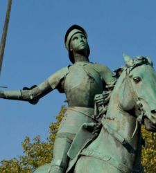 Paris, das Schwert der Reiterstatue von Jeanne d'Arc gestohlen: ein Mann verhaftet