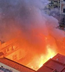 Naples, historic Sannazaro Theater in Chiaia on fire: dome collapses, neighborhood in smoke