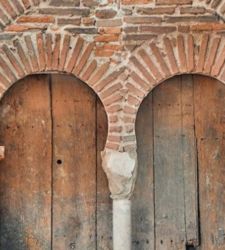 Les travaux de restauration de l'H&ocirc;tel-Dieu de Toulouse, en France, ont permis de mettre au jour une fen&ecirc;tre &agrave; meneau m&eacute;di&eacute;vale mur&eacute;e.