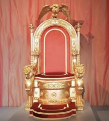 Royal Palace throne returns to Naples: restoration reveals its Savoy origin