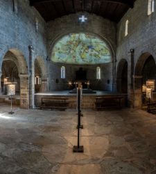 In Val Camonica, Tullio Pericoli confronts rock art, in the Pieve di San Siro 