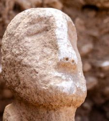T&uuml;rkei: 11.000 Jahre alte Skulptur entdeckt &ndash; ein Mann sitzt auf dem R&uuml;cken eines Leoparden