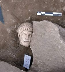 Kopf von Hadrian in der T&uuml;rkei wiedergefunden: Eine 2,14 Meter hohe r&ouml;mische Statue steht wieder aufrecht