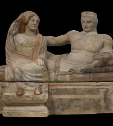 Die Urne von Bottarone restauriert: Die urspr&uuml;nglichen Farben des 2400 Jahre alten etruskischen Brautpaares sind wieder aufgetaucht 