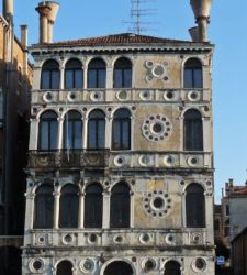 Christie's is putting up for sale Ca' Dario, the... cursed house in Venice painted by Monet