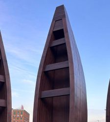 Ibrahim Mahama brings three wooden boats from Ghana to the heart of Naples