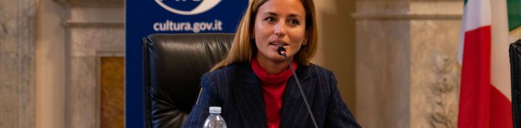 Beatrice Venezi licenziata dalla Fenice dopo le sue dichiarazioni sull'orchestra